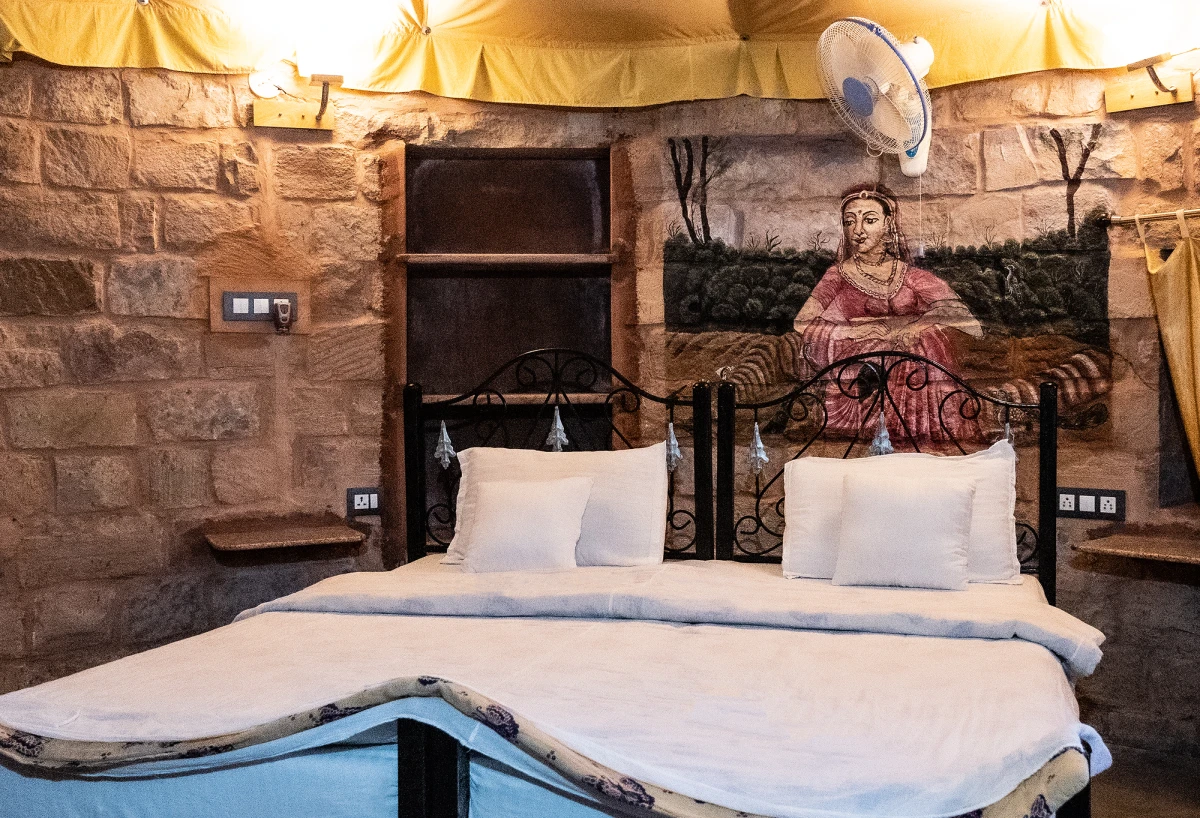 Traditional Suite Cottage bed with heritage decor